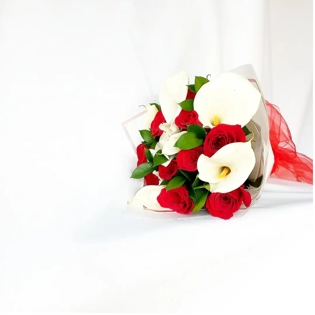 Ramo de 8 Rosas Rojas y 4 Calas