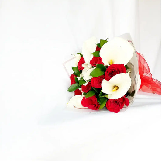Ramo de 8 Rosas Rojas y 4 Calas